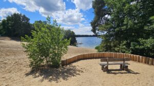 Schöner Platz zum Verweilen: Auf der Seeblick-Runde um den Peetzsee darf am Sandstrand nicht vorbeigelaufen werden. Foto: Anke Beißer