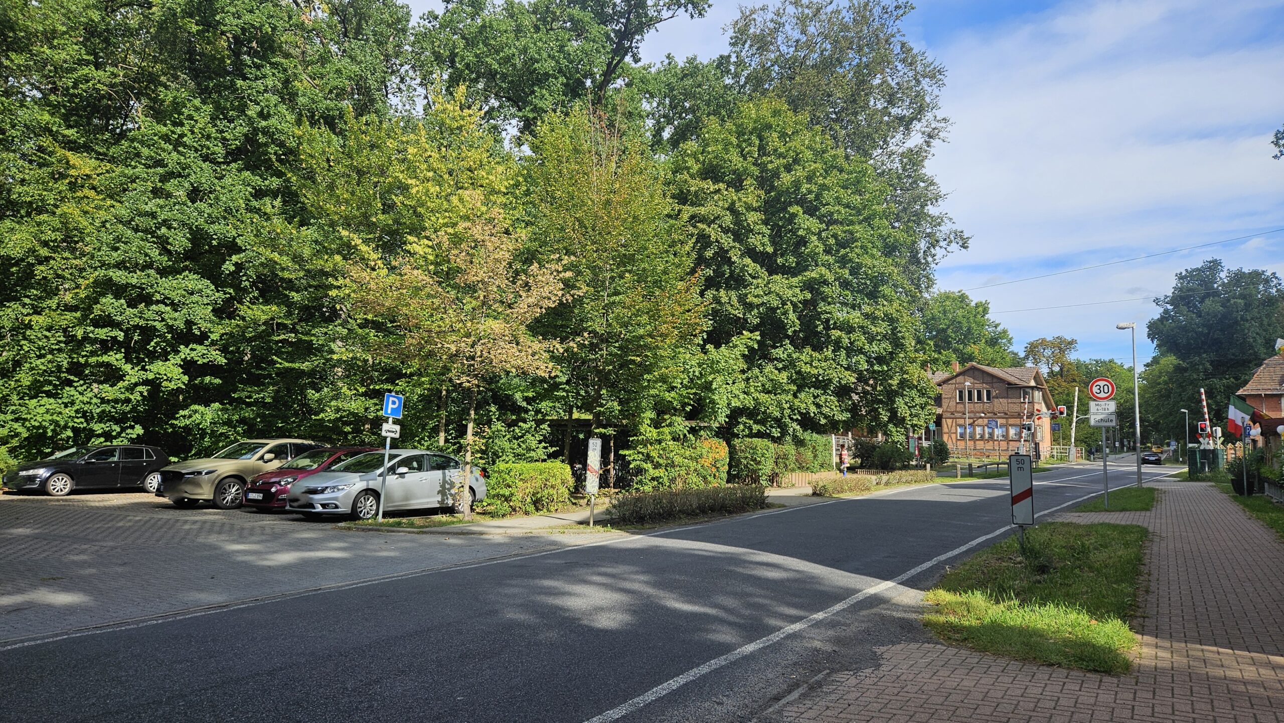 Gegenstand der Planung: Das Bahnhofsumfeld in Hangelsberg soll neu gestaltet werden, der beschrankte Bahnübergang soll verschwinden. Foto: Anke Beißer