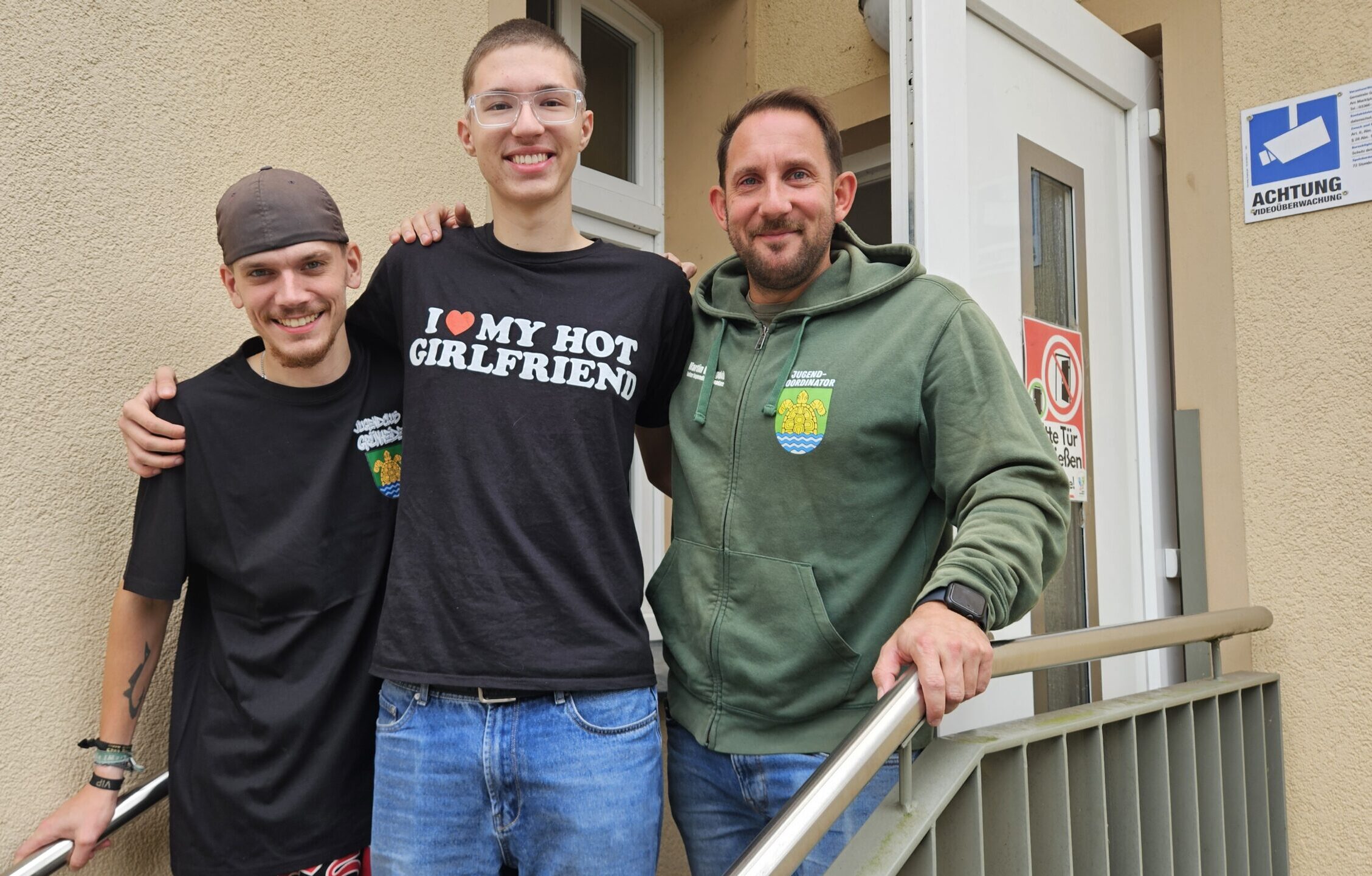 Mit offenen Armen empfangen: Ben Rudolph (Mitte) unterstützt im Bundesfreiwilligendienst die Jugendkoordinatoren von Grünheide – Martin Wiegold (rechts) und Felix Jahnke. Foto: Anke Beißer