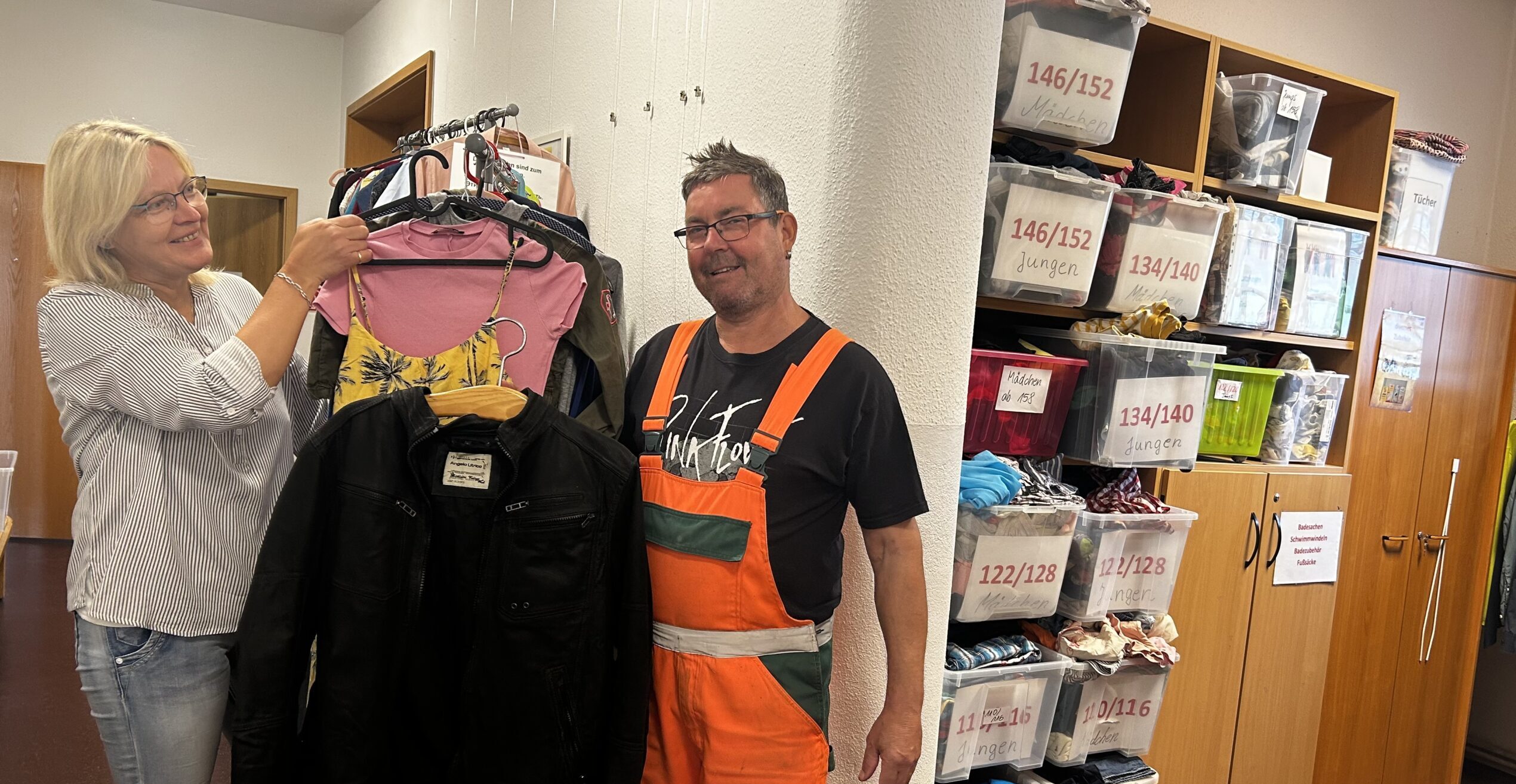Vorbereitungen laufen: Heike Falk und Stefan Proske beginnen mit den Arbeiten für den 100% Rabatt auf Alles Flohmarkt. Foto: Pauline Thiel