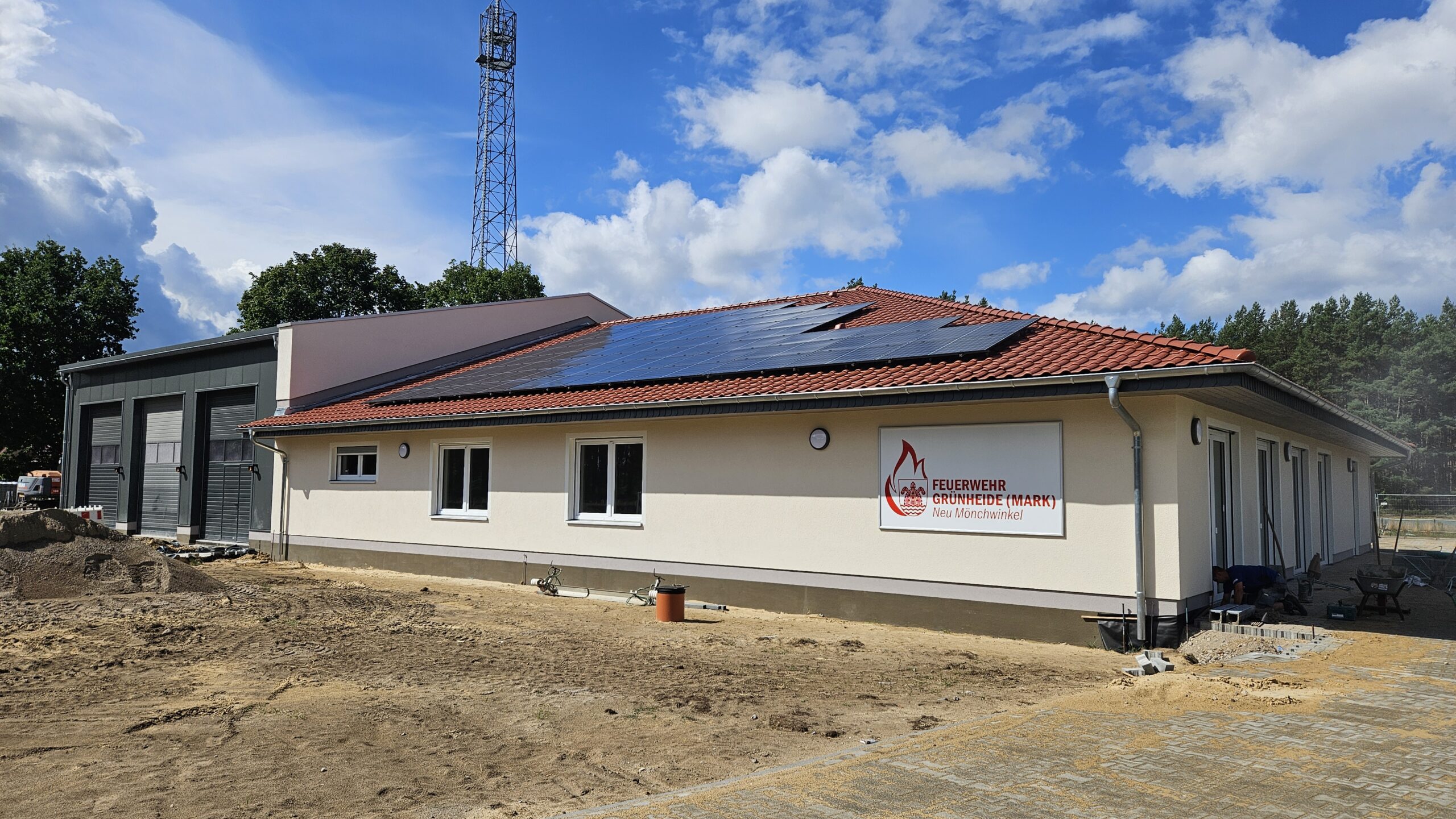 Letzte Handgriffe: Anfang September war das neue Feuerwehrhaus samt Außenanlage noch nicht ganz fertig, das Projekt aber augenscheinlich auf der Zielgeraden. Foto: Anke Beißer