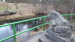 Wer kennt sie nicht? Die Froschbrücke: Vier Skulpturen wachen über die Löcknitz. Die Perspektive des Fotos ist auf den Wanderweg gerichtet, der sich am gegenüberliegenden Ufer unter der Autobahn hindurchschlängelt. Fotoarchiv: Anke Beißer