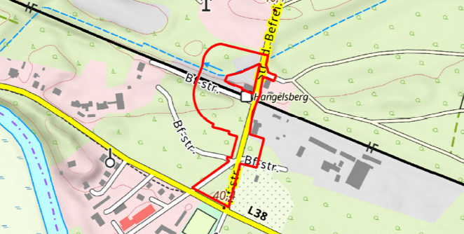 Geltungsbereich Bebauungsplan Nr. 63 „Hangelsberg Personenüberführung und Bahnhofsumfeld“ (rot umrandet) (© GeoBasis-DE/LGB 2026)