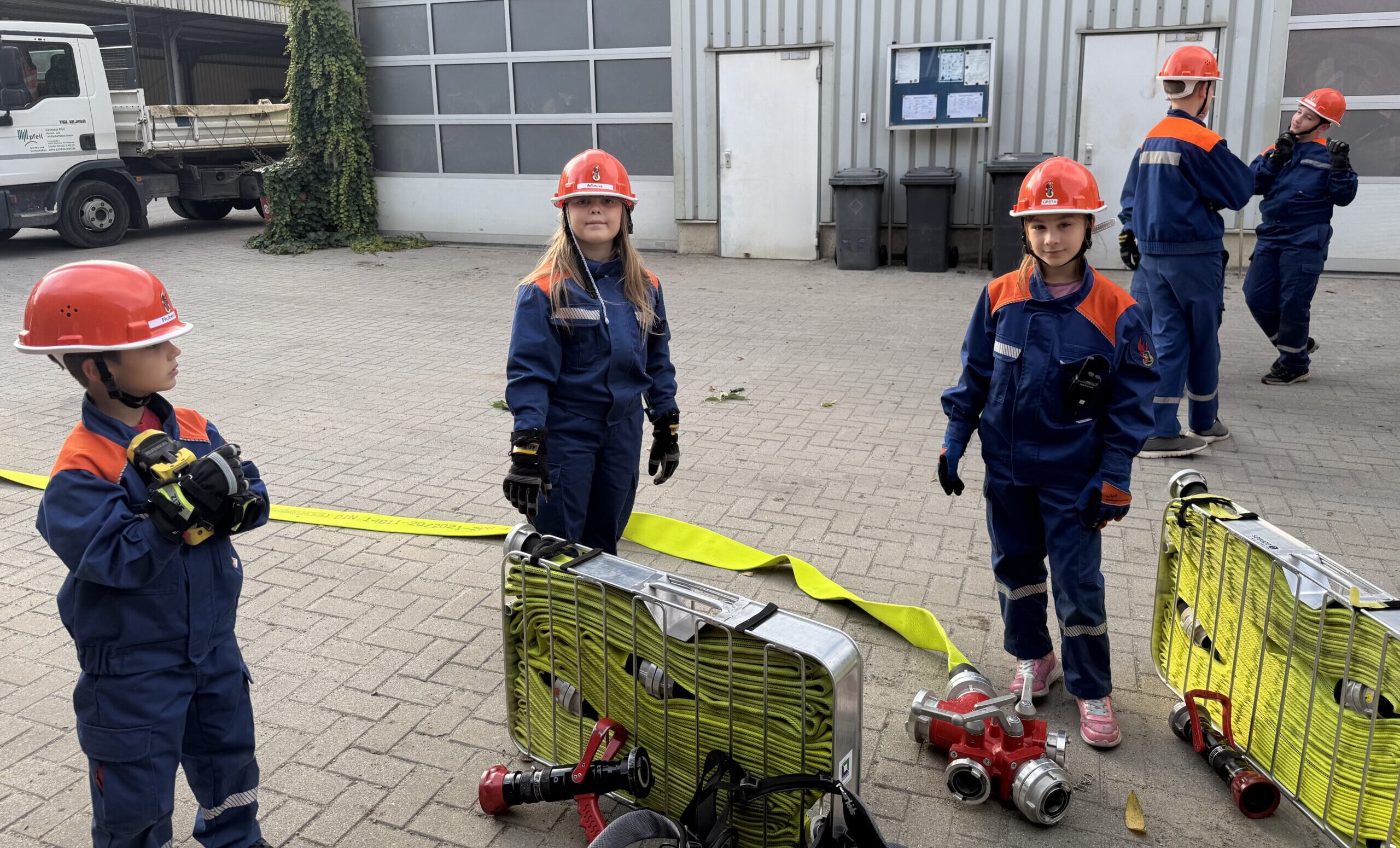 Auch das Aufräumen gehört dazu: Rubén, Maja und Greta (von links) verladen die Ausrüstung nach dem Einsatz im Büro der Firma BBF im Gewerbegebiet Freienbrink, der durch einen Fehlalarm der Brandmeldeanlage ausgelöst wurde. Foto: Susan Klenge