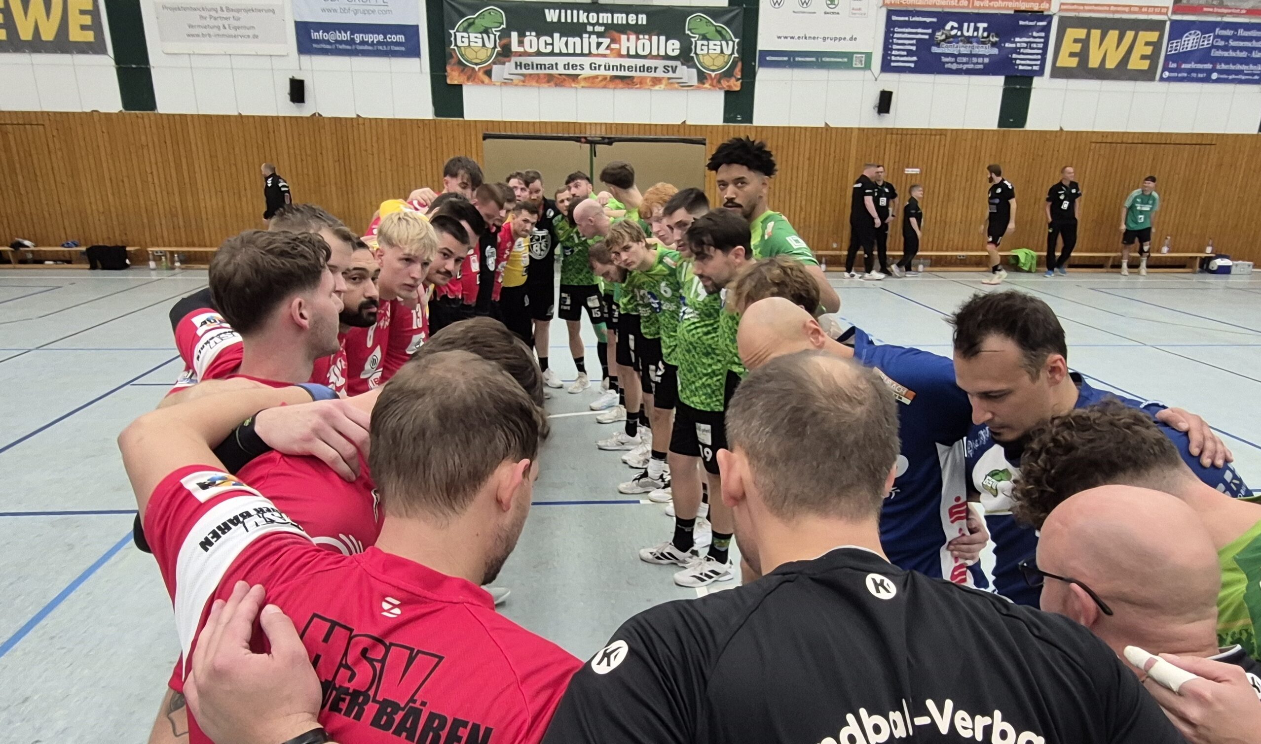 Vor dem Anpfiff: Begrüßung zum Spitzenspiel der Oberliga Brandenburg in der Löcknitz-Halle, das die Männer des Grünheider SV (rechts) gegen Tabellenführer HSV Bernauer Bären denkbar knapp mit 32:33 verloren. Foto: Roland Hanke