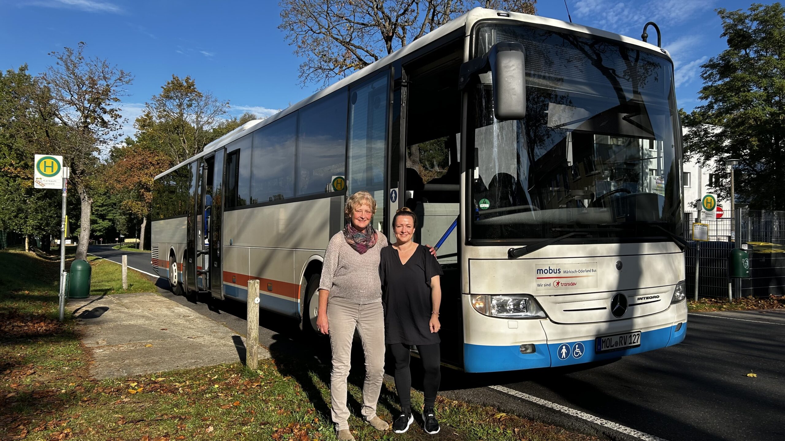 Auf gehts zur Zeitreise: Kerstin Wasmuth (links) und Pauline Thiel (rechts) haben Ideen und Herzblut in die Planung der Reise gesteckt. Foto: Christopher Seeck