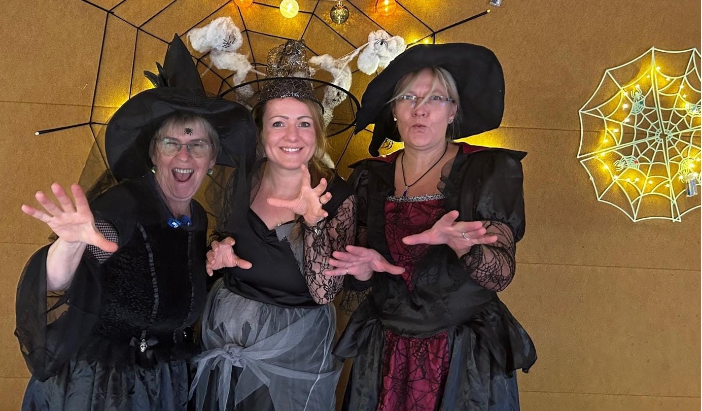 Schrecklich nette Hexen: Marlies Eyck, Pauline Thiel und Heike Falk (von links) - Mitarbeiterinnen im Familienzentrum - hatten im Vorjahr großen Spaß, die kleinen Geister stilecht zu begrüßen. So soll es auch 2026 werden. Foto: Juliane Wulf
