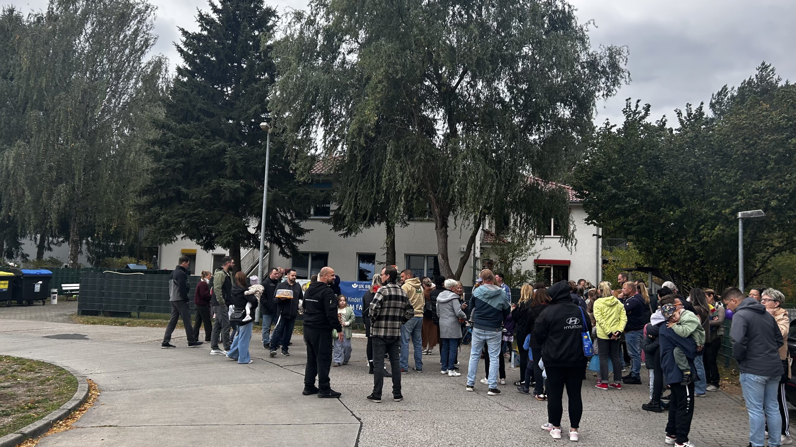 Großer Andrang am Eingangstor: Eltern und Kinder warteten auf die Verkündung des neuen Namen. Foto: Pauline Thiel