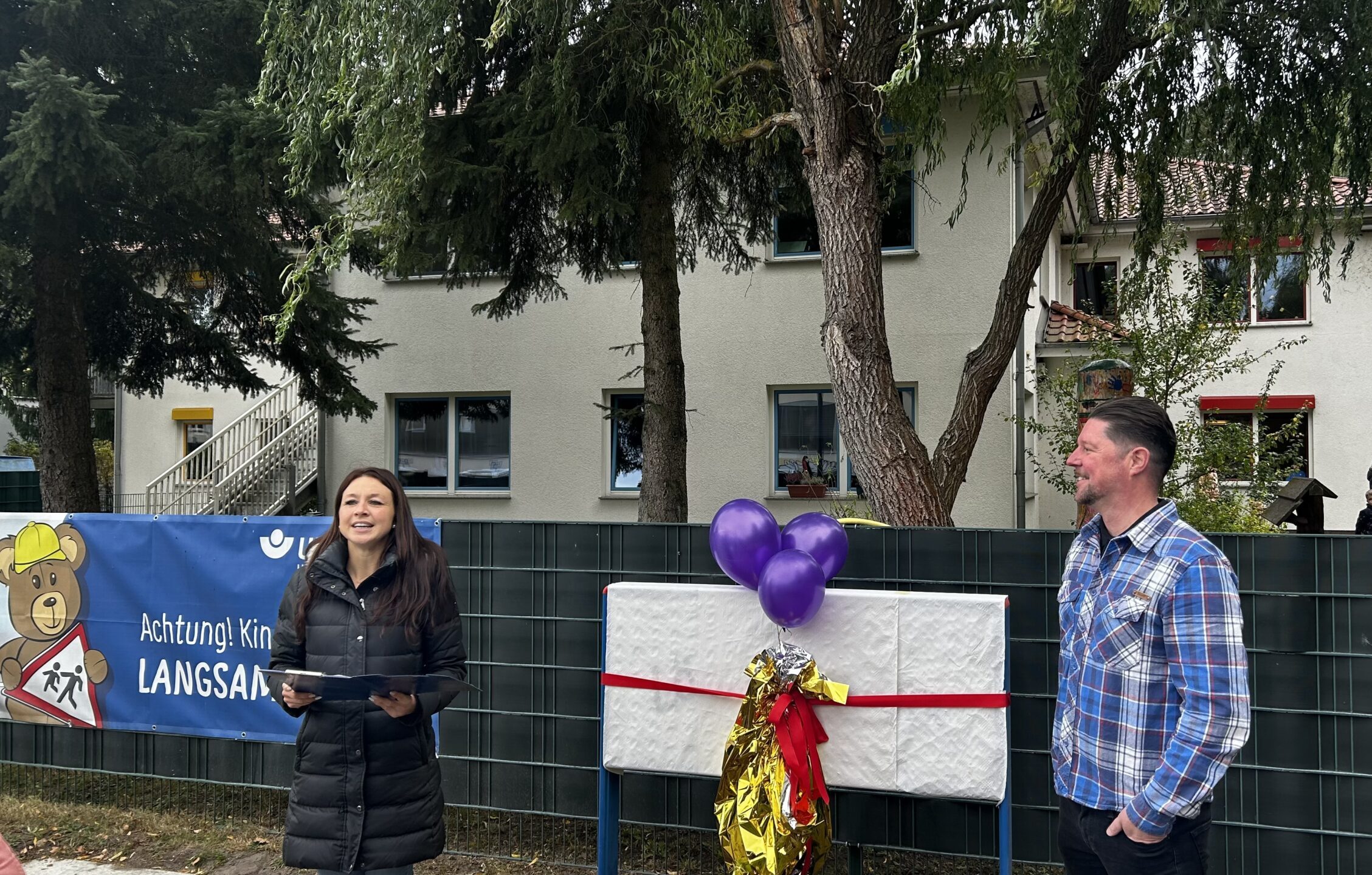 Besonderer Kita-Moment: Leiterin Diana Podehl sprach gemeinsam mit dem Stellvertretenden Bürgermeister der Gemeinde, Christoph Giese zu den Anwesenden. Foto: Pauline Thiel