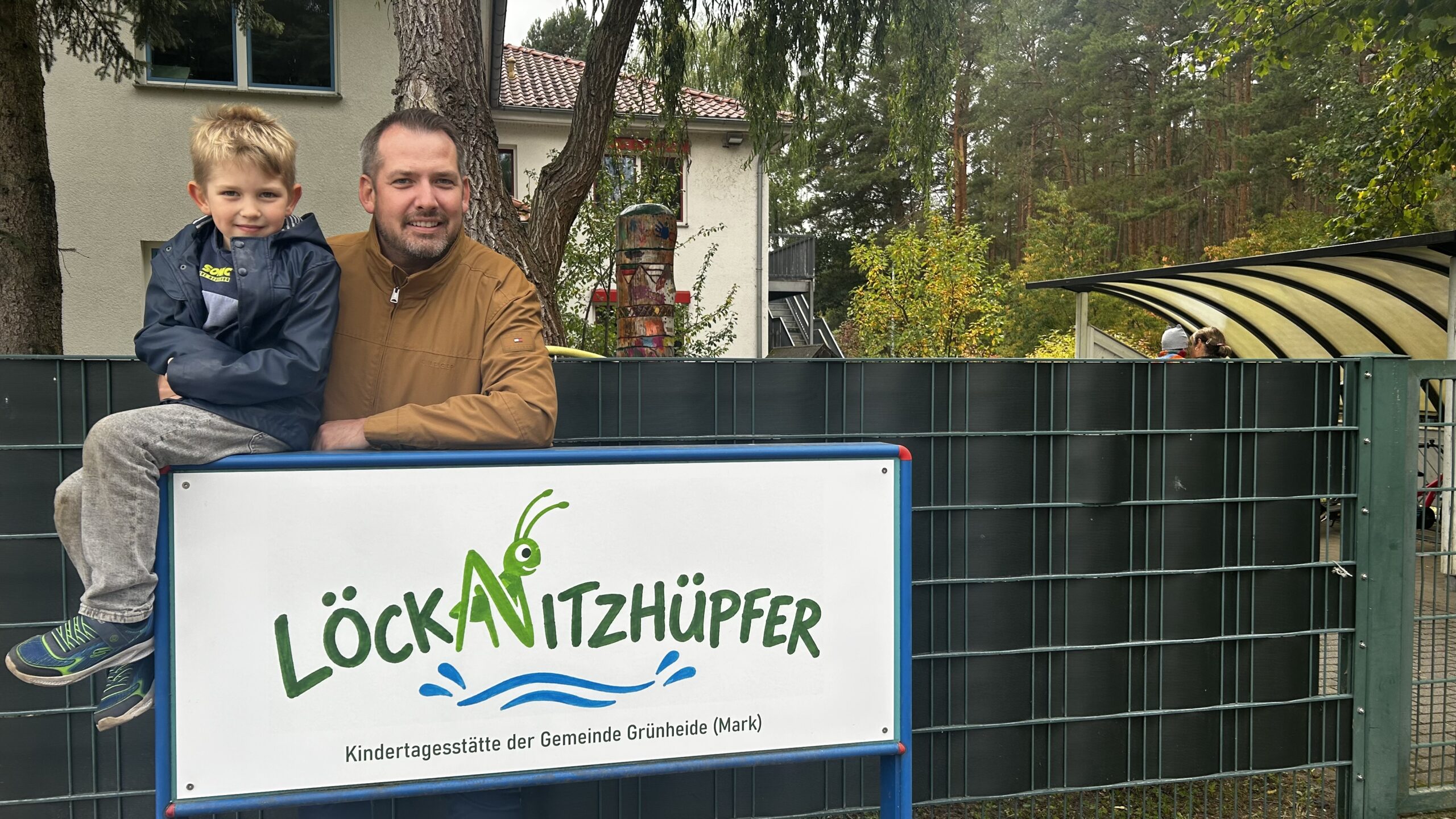 Neuer Name der gefällt: Leon und Holger Haustein feierten bei der Namensenthüllung mit der Familie. Foto: Pauline Thiel