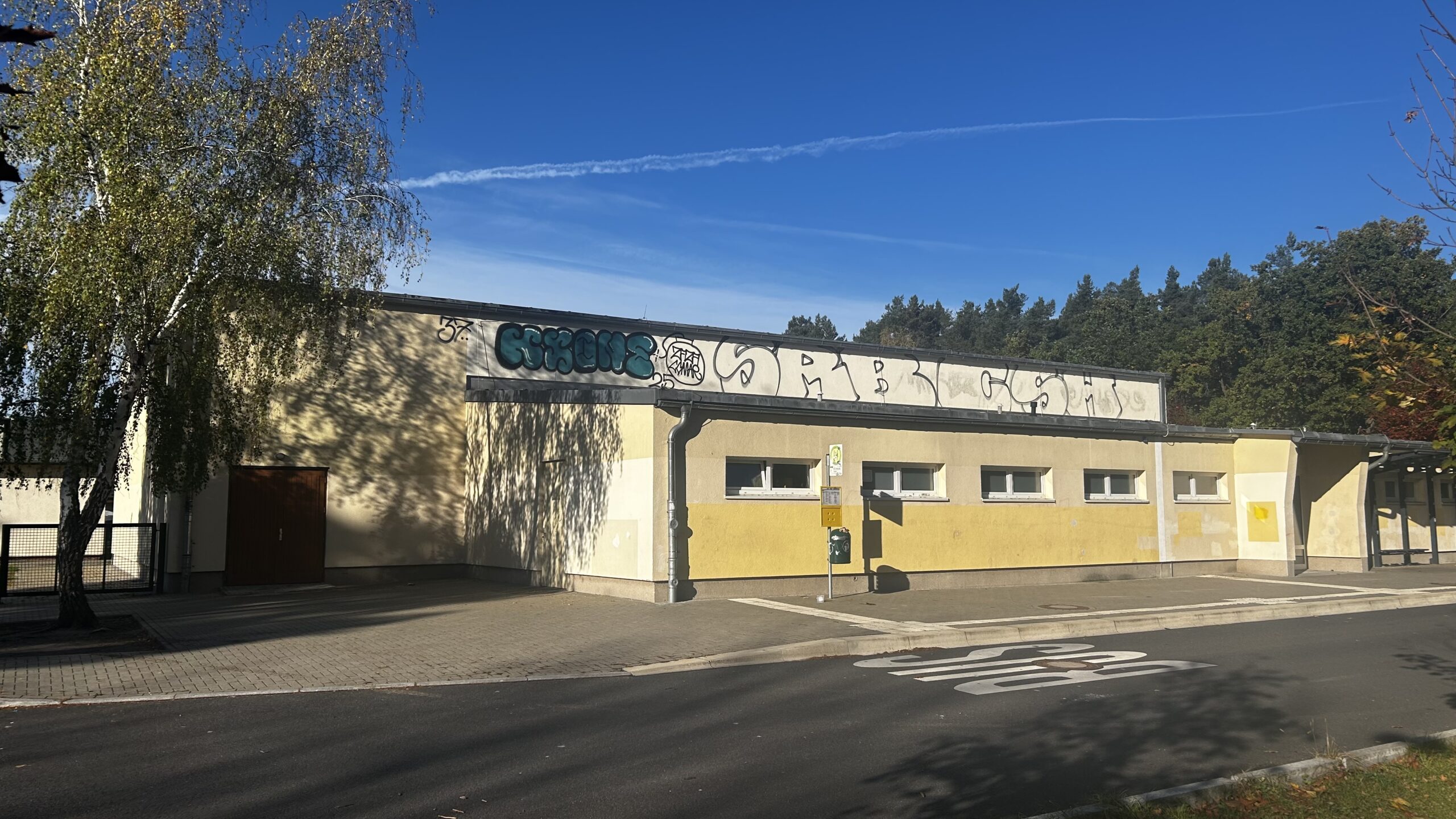 Es soll anders werden: der Blick auf die kleine Turnhalle soll endlich in die Umgebung des Löcknitzcampus passen. Foto: Pauline Thiel