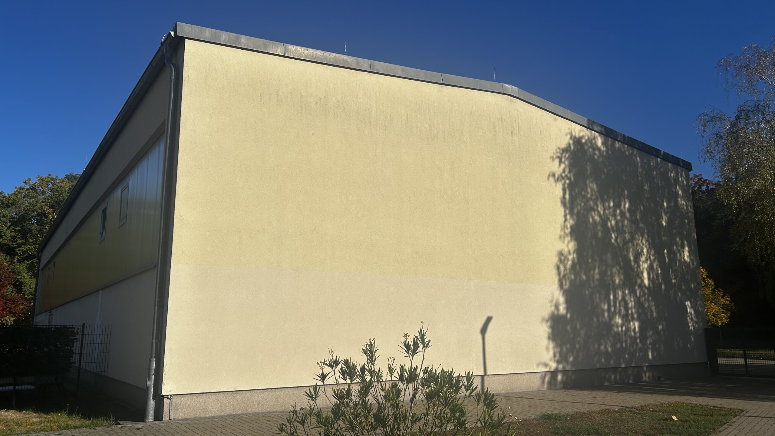 Platz vorhanden: die Front mit Blick auf den kleinen Parkplatz wurde nicht ausgelassen. Foto: Pauline Thiel