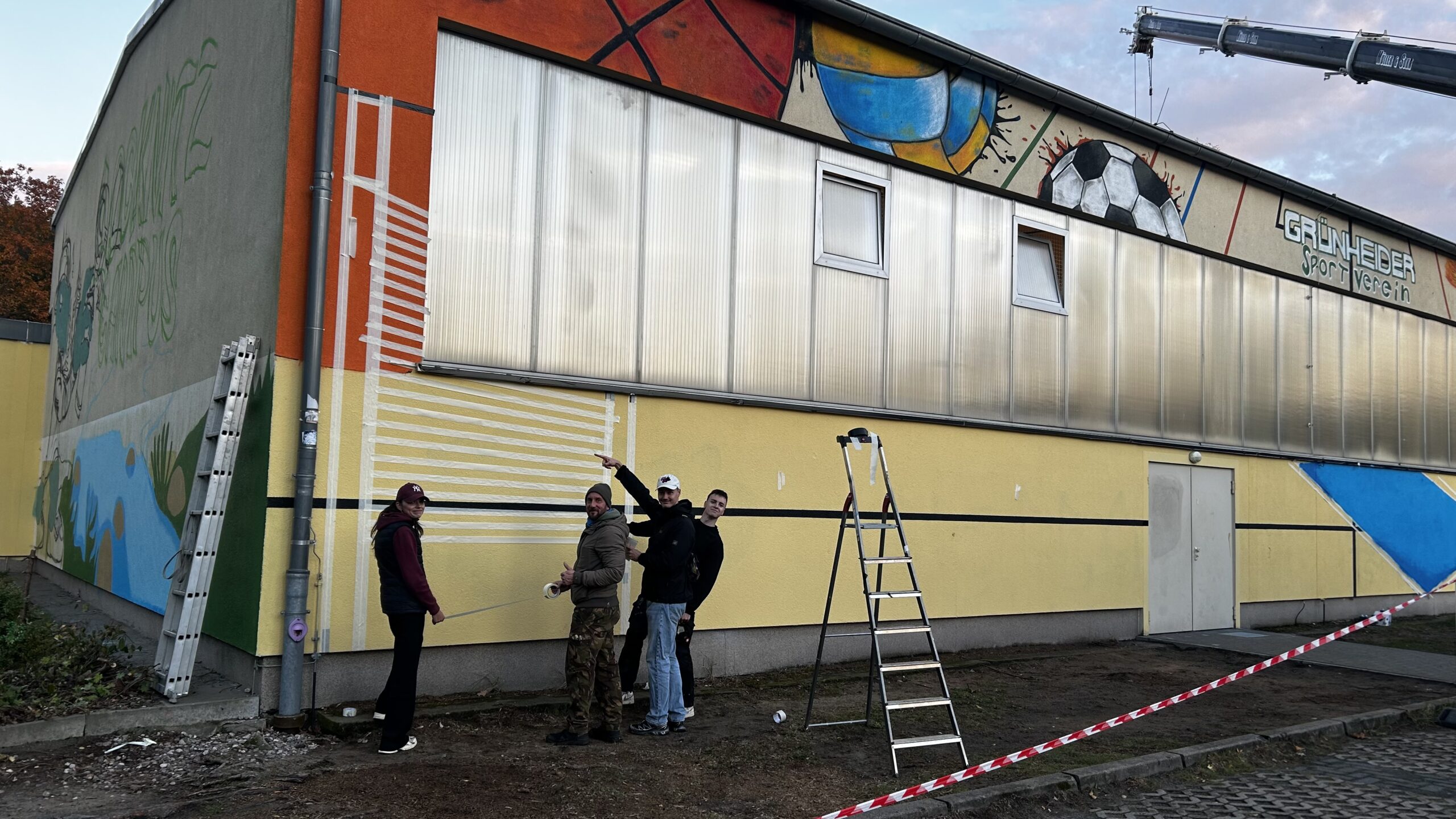 Gute Laune gegen Wind und Regen: die vielen helfenden Hände ließen sich nicht aus der Ruhe bringen und arbeiteten mit viel Engagement am Projekt. Foto: Pauline Thiel 