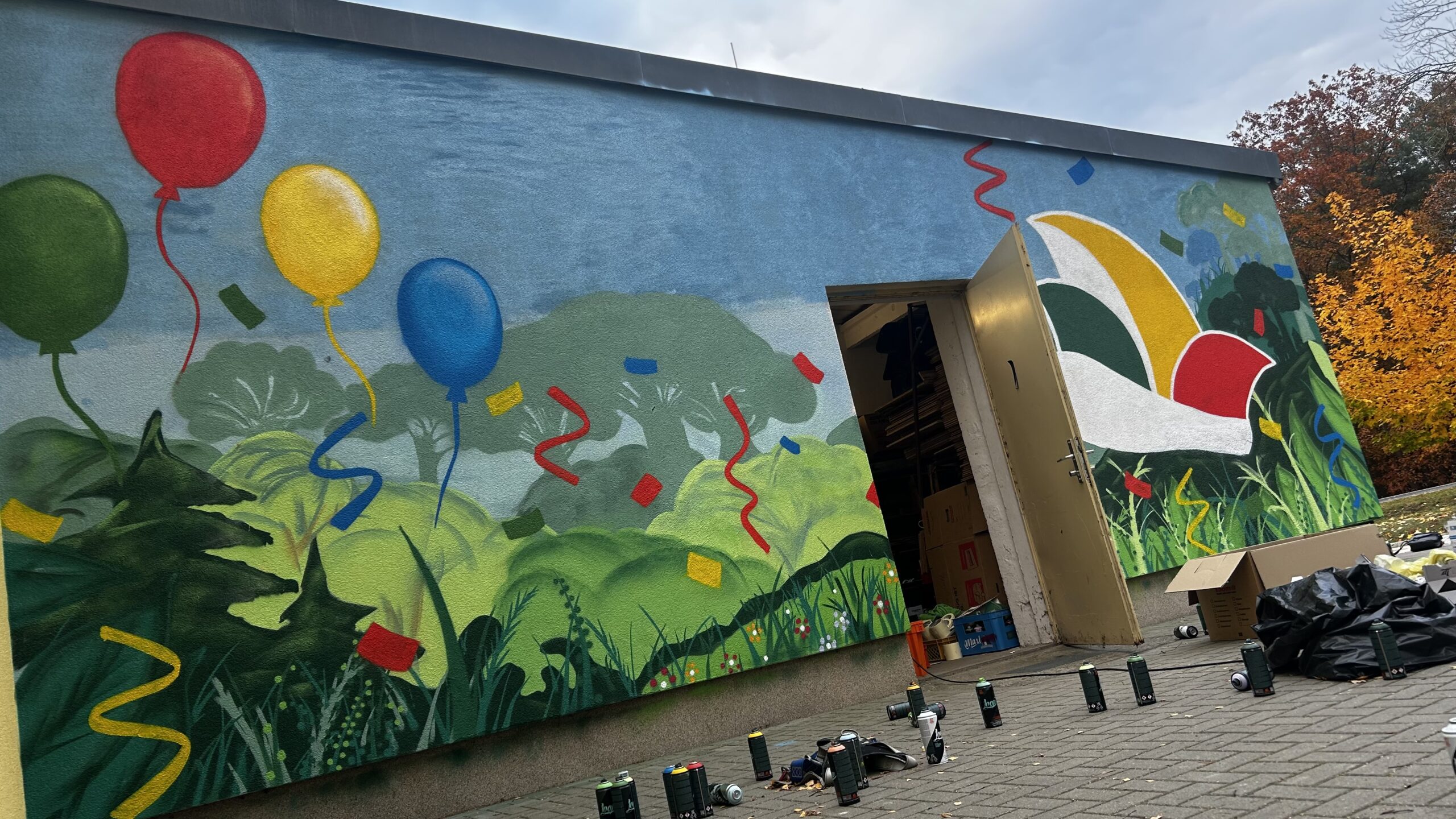 Draußen dran was Drinnen passiert: an allen Außenwänden ist zu erkennen, wer die Nutzer der Halle sind. Hier der Grünheider Carnevals Klub. Foto: Pauline Thiel