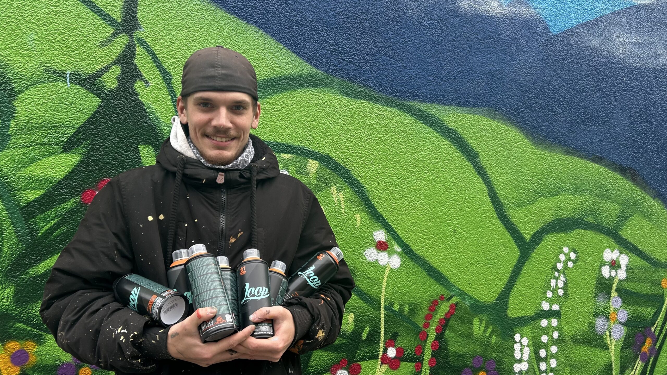 Mann der Farben: Jugendkoordinator Felix Jahnke plante und setzte das Graffiti-Projekt um. Foto: Pauline Thiel