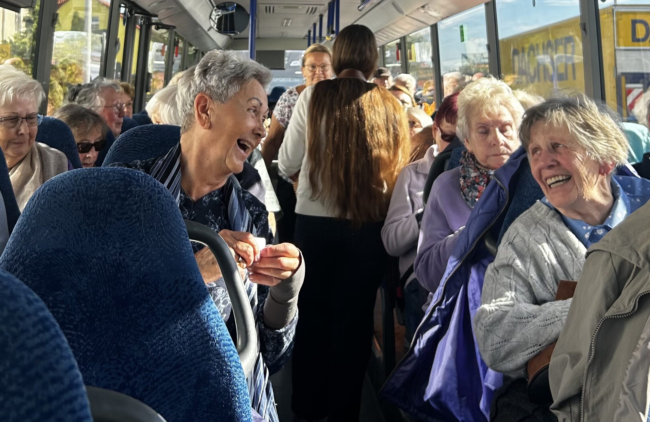 Ganz schön was los im Bus: Andrea Hein hatte als Überraschung eine Tombola im Gepäck. Foto: Pauline Thiel