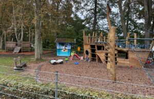 Spielplatz-Abenteuer: Am Nordufer des Möllensees in Kagel-Finkenstein wird wohl keine Familie mit Kindern einfach vorbeilaufen. Foto: Katrin Erfurth