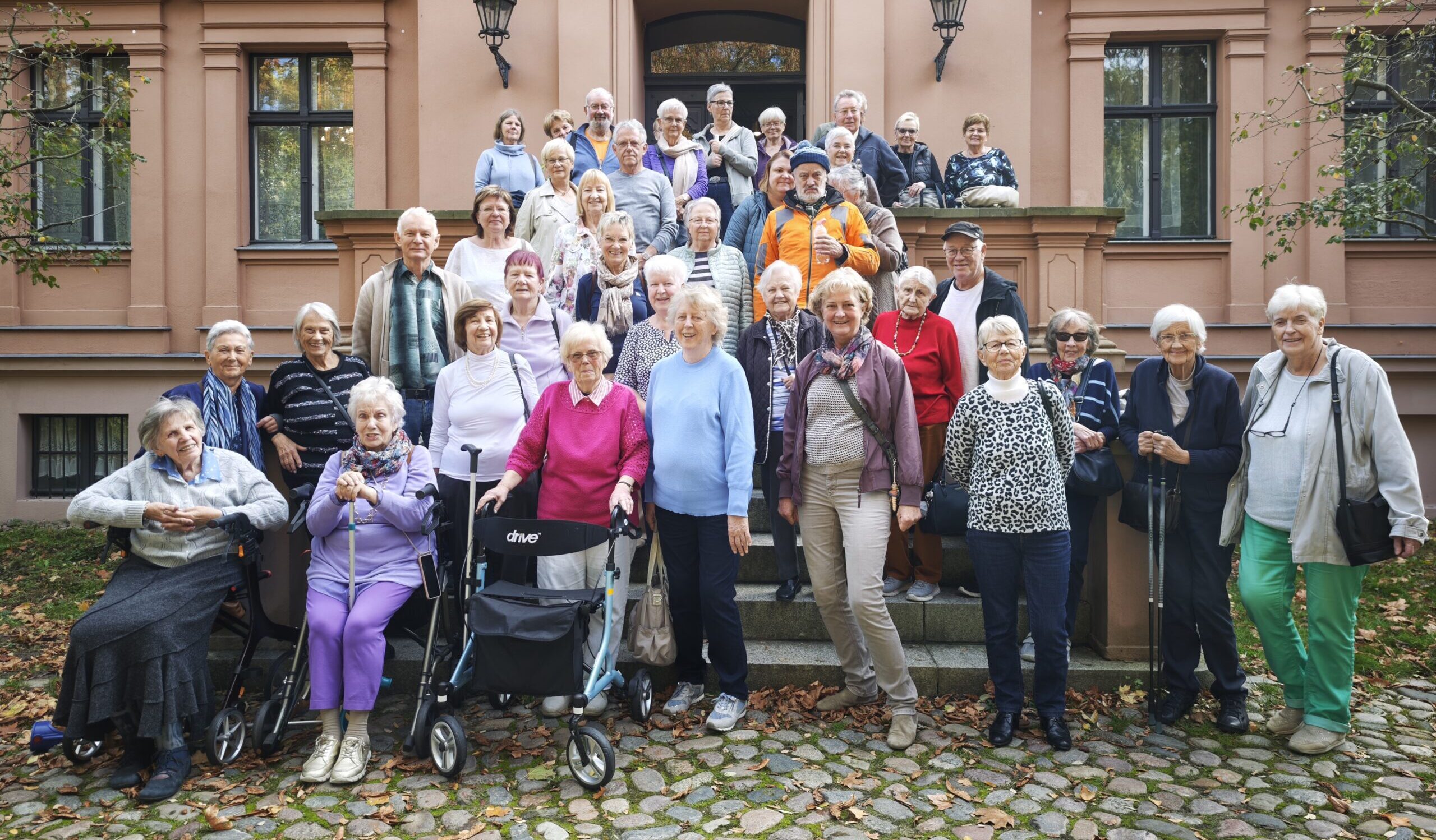 Gemeinsam unterwegs: Die Gute Stube auf Zeitreise im Gründerzeitmuseum. Foto: Diana Wüsthoff